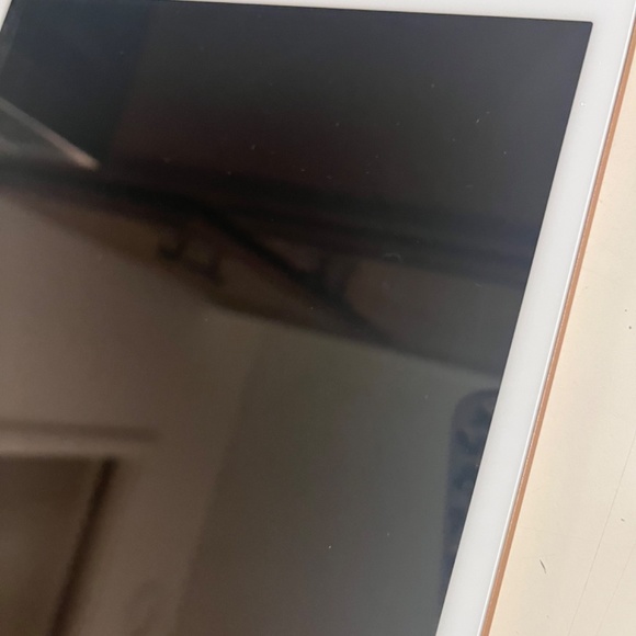Apple iPad 8th Generation 128 GB in Rose Gold - Picture 10 of 13